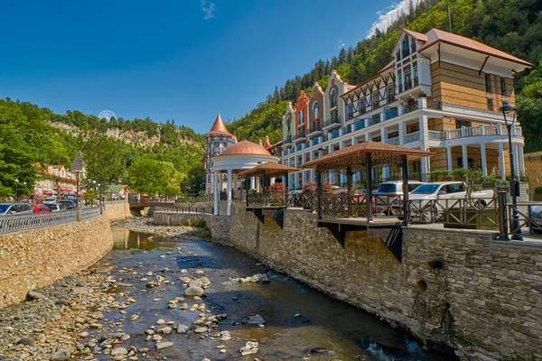 Borjomi, Gürcistan - 07 Ağustos 2017: lüks Crowne Plaza otel — Stok fotoğraf