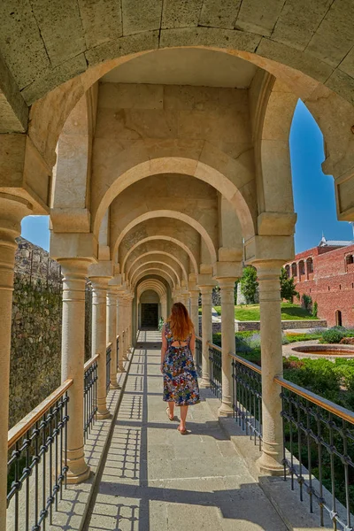 Akhaltsikhe, Gruzie - 08 srpna 2017: ženské turista v pasáži — Stock fotografie