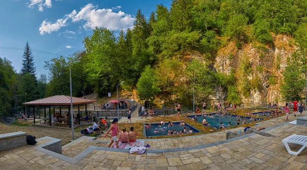 Borjomi, Gürcistan - 07 Ağustos 2017: termal sıcak sprin Panoraması — Stok fotoğraf