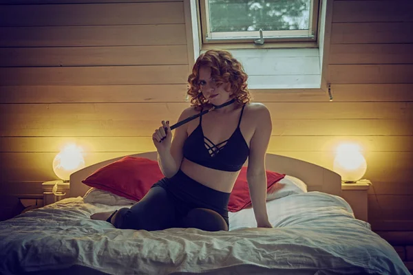 Ung rödhårig kvinna med sexig läder hals choker — Stockfoto
