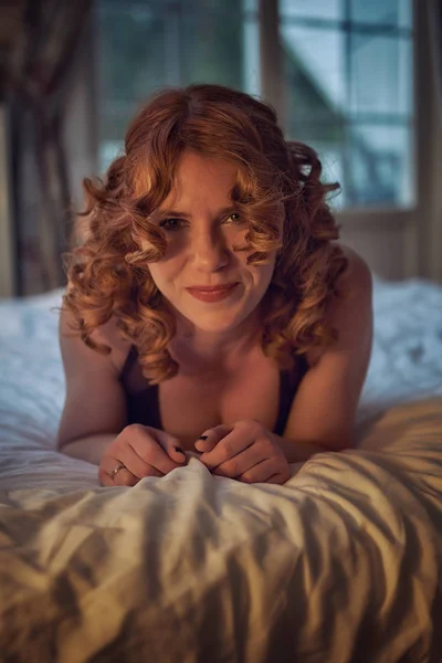 俏皮的红头发的女人在性感的礼服和皮革线束 — 图库照片