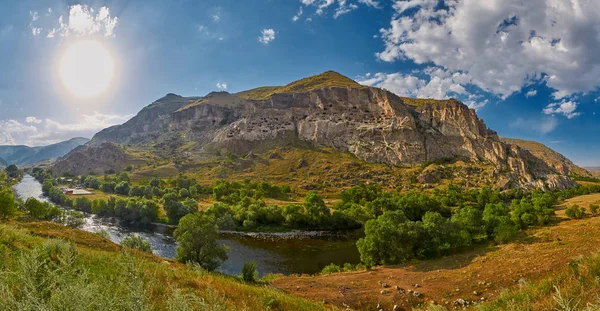 Panoráma města Vardzia jeskyně a kláštera — Stock fotografie