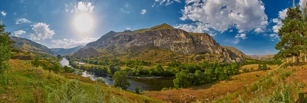 Panoráma města Vardzia jeskyně a kláštera — Stock fotografie