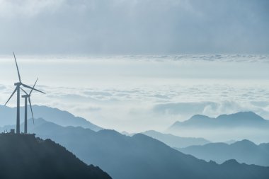 Rüzgar türbinleri üstünde belgili tanımlık dağ tepe