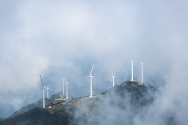  Rüzgar çiftlikleri sisli bulutlar