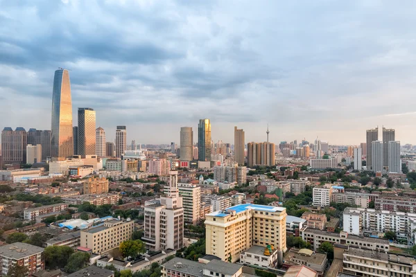 Tianjin modern cityscape alacakaranlıkta — Stok fotoğraf