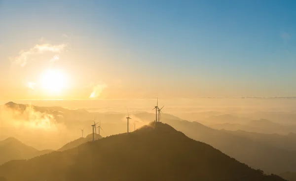 日の出、風力発電所 — ストック写真