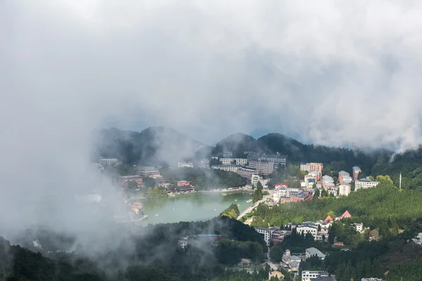 Antenni näkymä pilvi järvelle — kuvapankkivalokuva