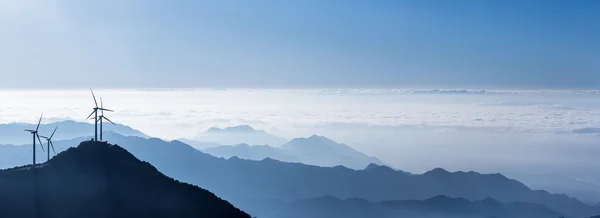 Vista panorámica de las montañas de cresta azul y los aerogeneradores — Foto de Stock