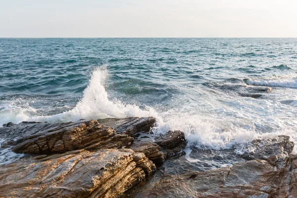 Swashing against the sea rocks — Stock Photo, Image