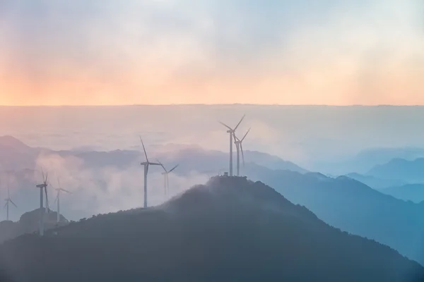 Ветряная электростанция на восходе солнца — стоковое фото