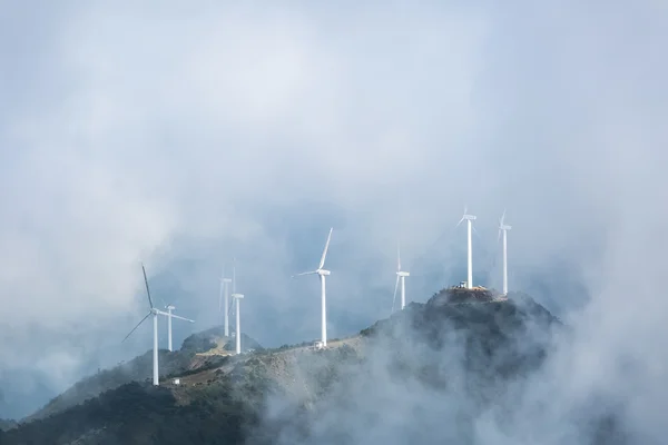 Parcs éoliens dans les nuages brumeux — Photo