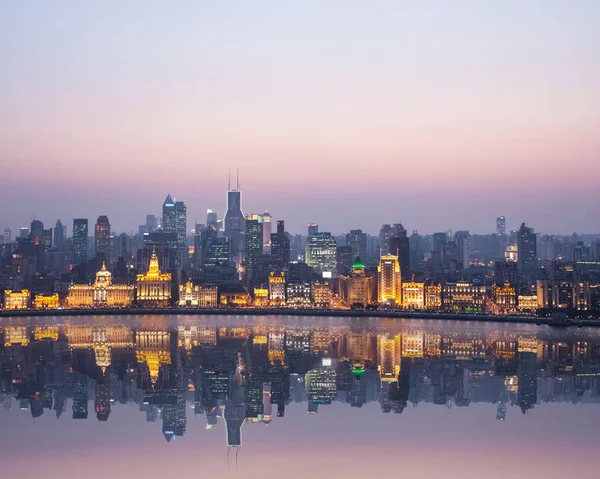 Bellissimo bund shanghai al calar della notte — Foto Stock