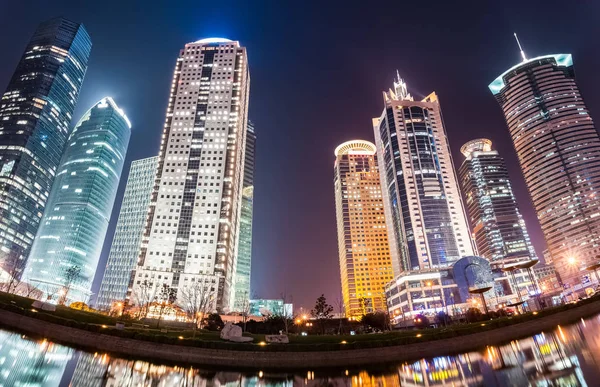 Moderne gebouwen panorama's nachts — Stockfoto