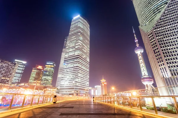 Šanghaj panoráma na pěší most v noci — Stock fotografie