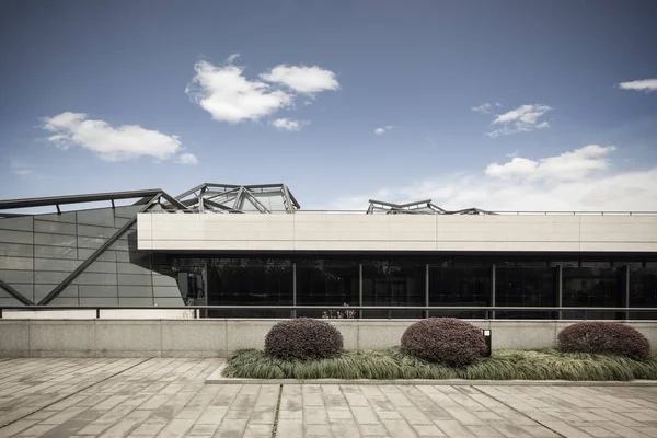 Arquitetura moderna com céu azul — Fotografia de Stock