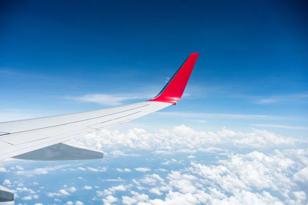 Asa do avião acima das nuvens — Fotografia de Stock