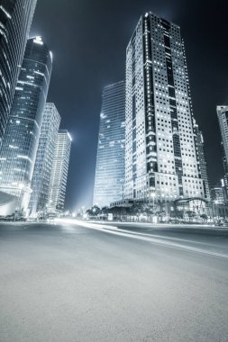 modern binalar gece ve yol