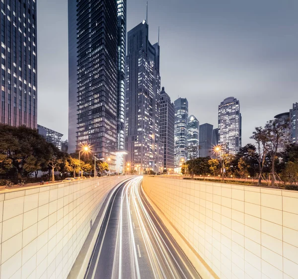 Vista nocturna moderna de la ciudad en Shanghai — Foto de Stock