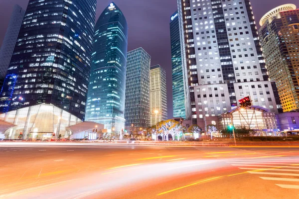 Nattvisning staden vägar med moderna byggnader i shanghai — Stockfoto
