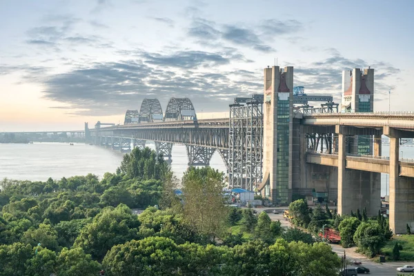 夕暮れ時に九江揚子江橋 — ストック写真