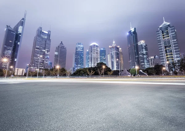 Проспект міста з сучасними будівлями вночі — стокове фото