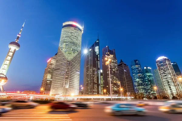 Vista nocturna de edificios modernos y carretera de la ciudad en Shanghai —  Fotos de Stock