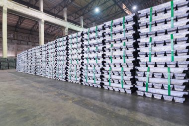 bir fabrika depo kurşun külçeler