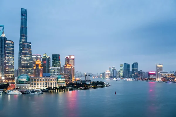 Шанхай крупным планом в сумерках — стоковое фото