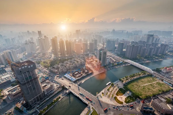 Città moderna al tramonto — Foto Stock