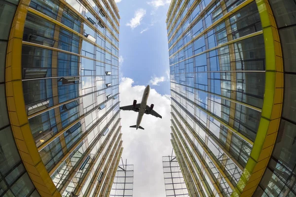 Moderni edifici in vetro e aeroplano — Foto Stock