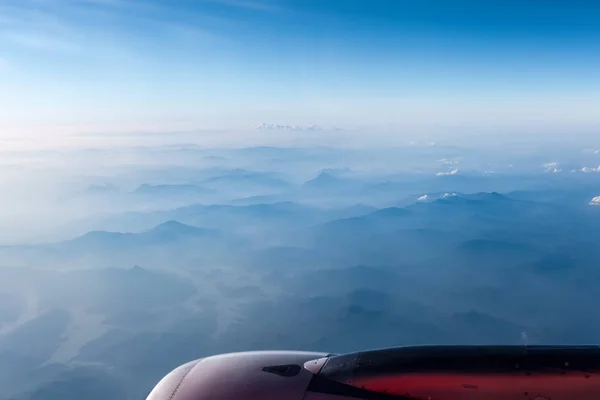 Aircraft engine above the mountain ranges — Stock Photo, Image