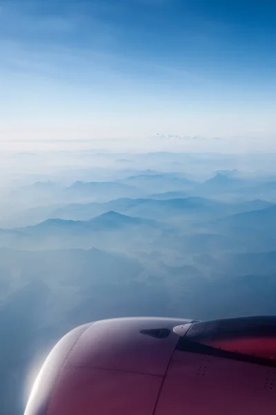 Aircraft engine above the mountain ranges — Stock Photo, Image