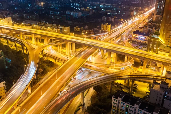 Развязка городских магистралей ночью — стоковое фото