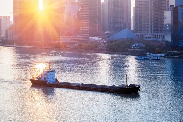 Kargo gemisinde yelken Şanghay — Stok fotoğraf