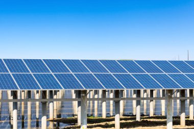 mavi gökyüzünün altında güneş enerjisi