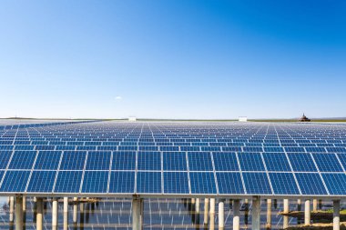 Prairie güneşli gökyüzü altında güneş enerjisi