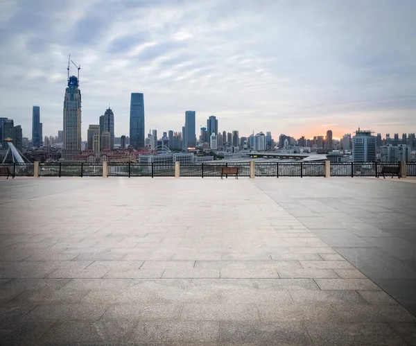 Piso de ladrillo vacío con paisaje urbano y horizonte —  Fotos de Stock