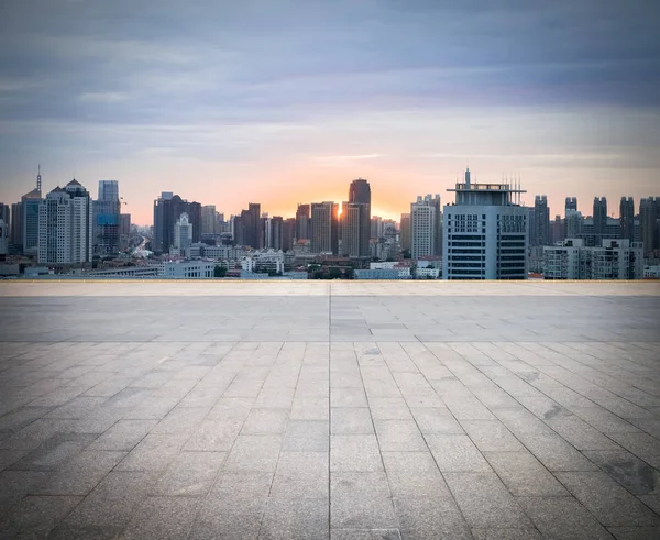 Empty brick floor with cityscape and skyline — Stock Photo, Image