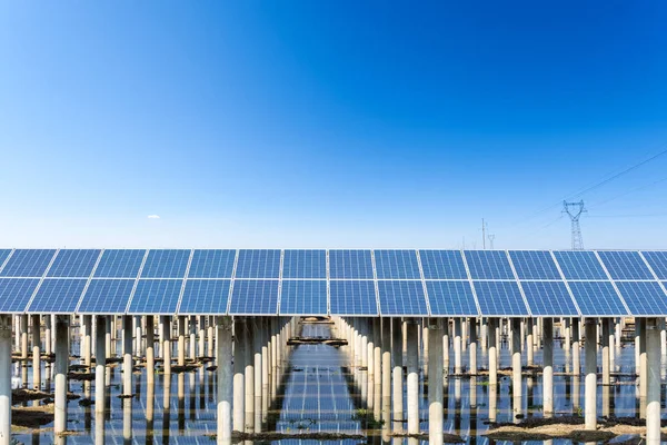 Energía solar bajo el cielo azul — Foto de Stock