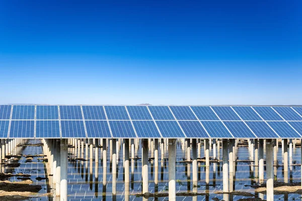 Zonne-energie met blauwe lucht — Stockfoto