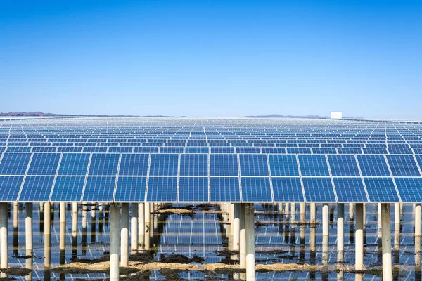 青空の下で太陽光発電 — ストック写真