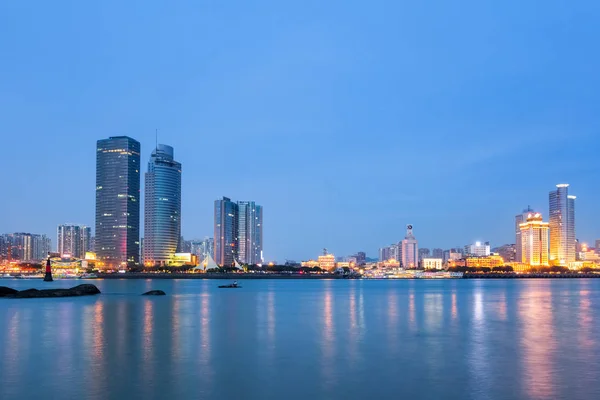 Xiamen horizon à la tombée de la nuit — Photo