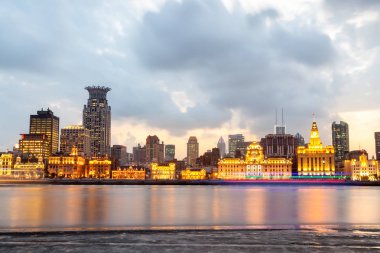 gece karanlığında shanghai bund