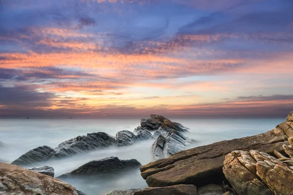 Красивый морской пейзаж на закате — стоковое фото