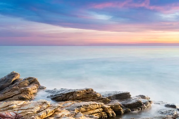 Bellissimo paesaggio marino al tramonto — Foto Stock