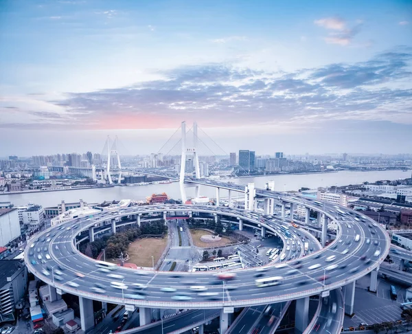 Pont d'approche en spirale au crépuscule — Photo