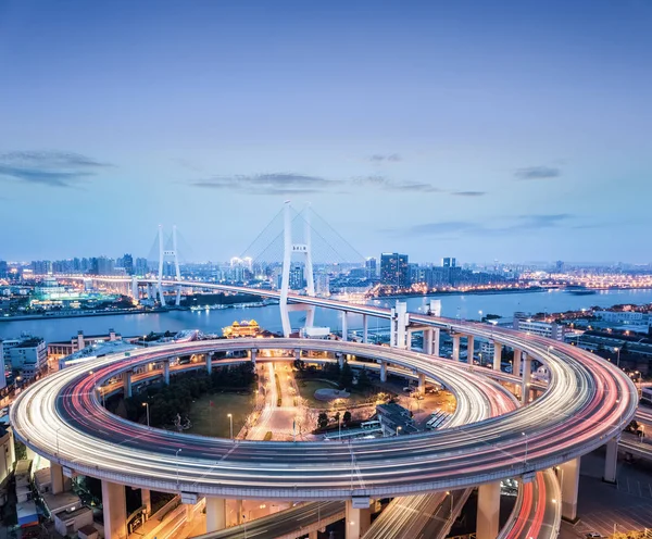 Shanghai nanpu bridge i skymningen — Stockfoto