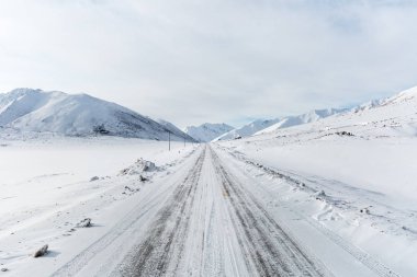 düz yolda kar dağ
