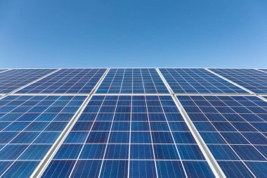 Mavi güneş enerjisi paneli 